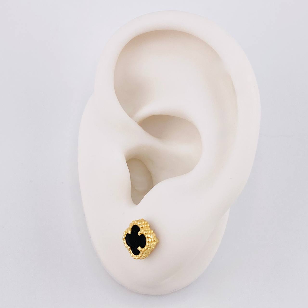 Topos Trébol Ónix 2.05g / 7.3mm Oro Amarillo 18K