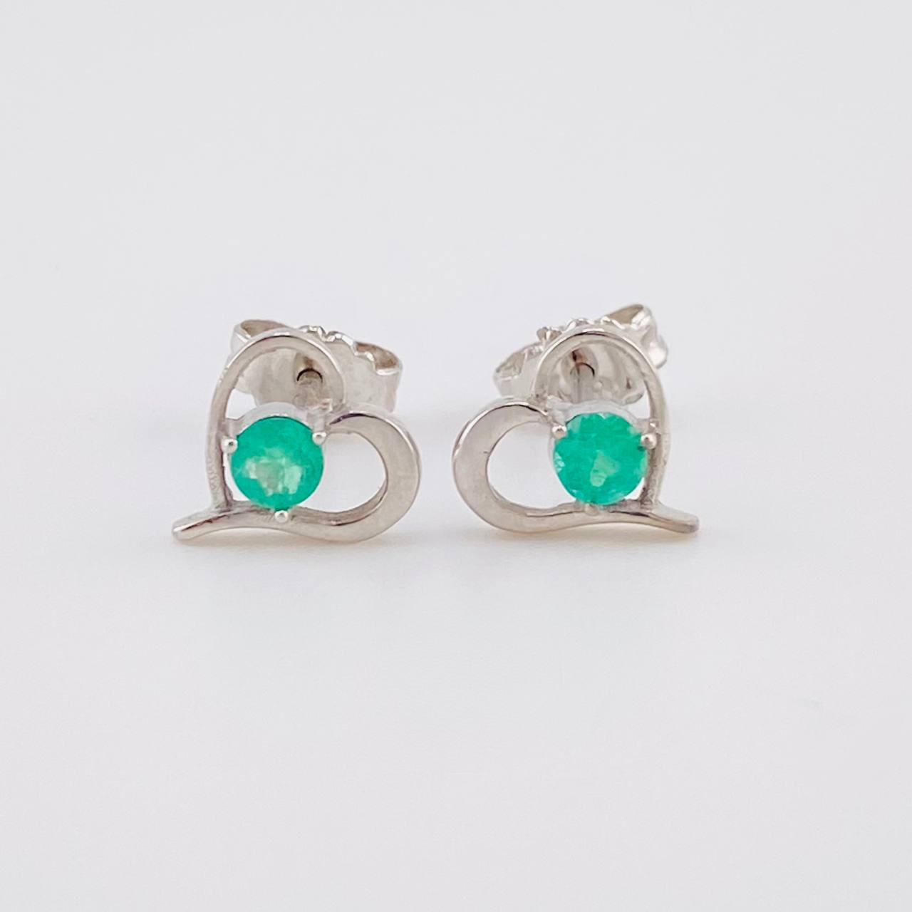 Topos Corazón Silueta 1.3gr / 8mm Esmeraldas 24pts Broche Mariposa Oro Blanco 18K (Joya)