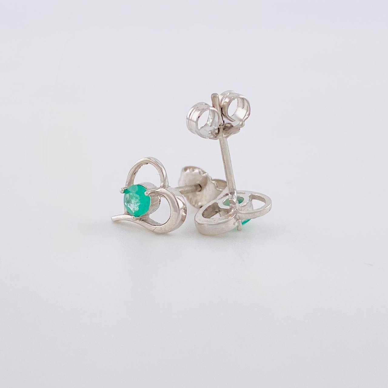 Topos Corazón Silueta 1.3gr / 8mm Esmeraldas 24pts Broche Mariposa Oro Blanco 18K (Joya)