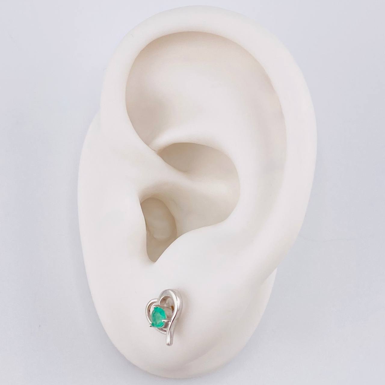 Topos Corazón Silueta 1.3gr / 8mm Esmeraldas 24pts Broche Mariposa Oro Blanco 18K (Joya)