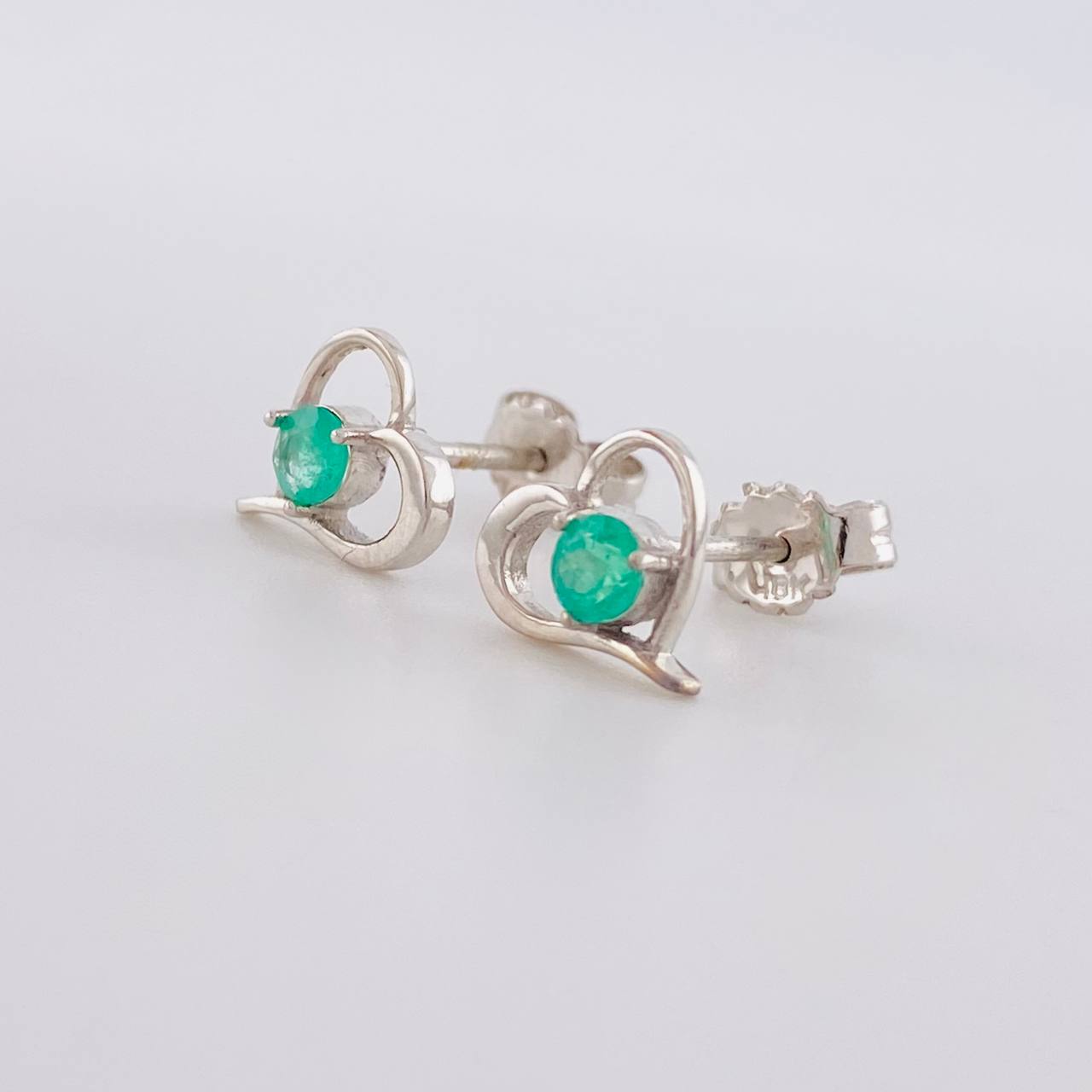 Topos Corazón Silueta 1.3gr / 8mm Esmeraldas 24pts Broche Mariposa Oro Blanco 18K (Joya)