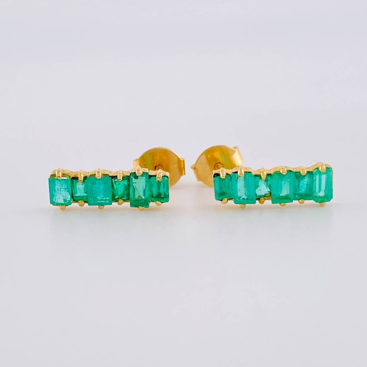 Topos Linea Cuadrada Esmeraldas 2 Qts 1.9gr / 1.3cm / Oro Amarillo 18K