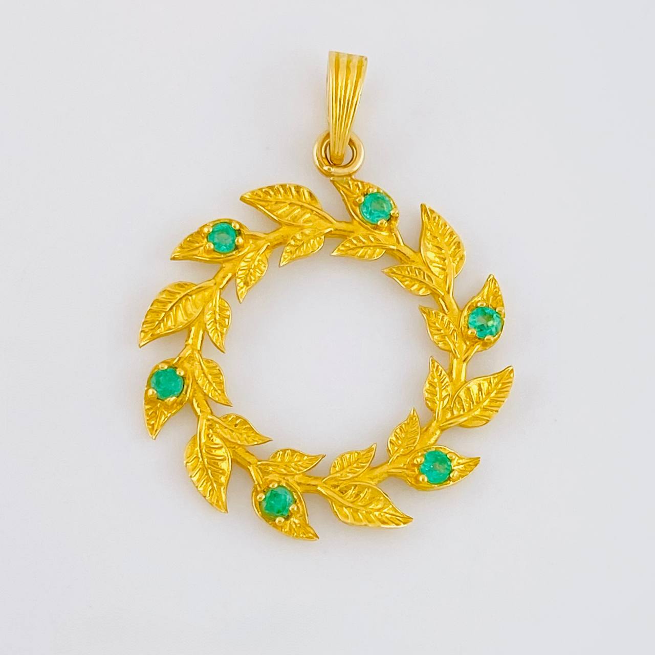 Dije Hojas en Espiral 2.9gr / 3cm / Esmeraldas 18pts Oro Amarillo 18K (Joya)