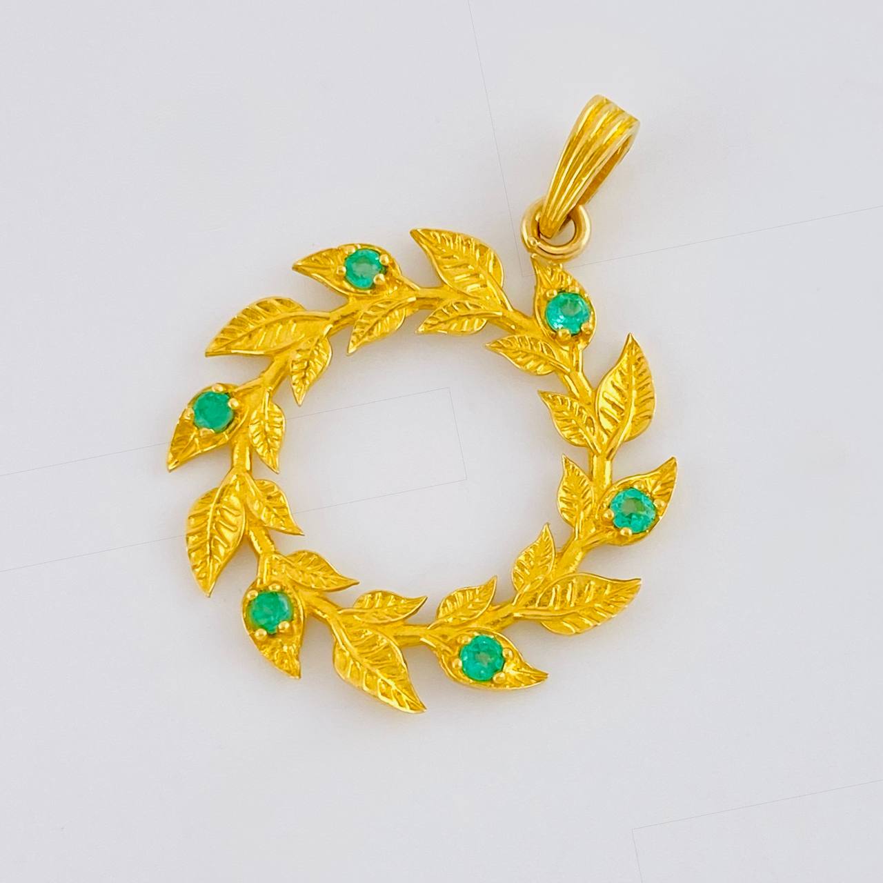Dije Hojas en Espiral 2.9gr / 3cm / Esmeraldas 18pts Oro Amarillo 18K (Joya)