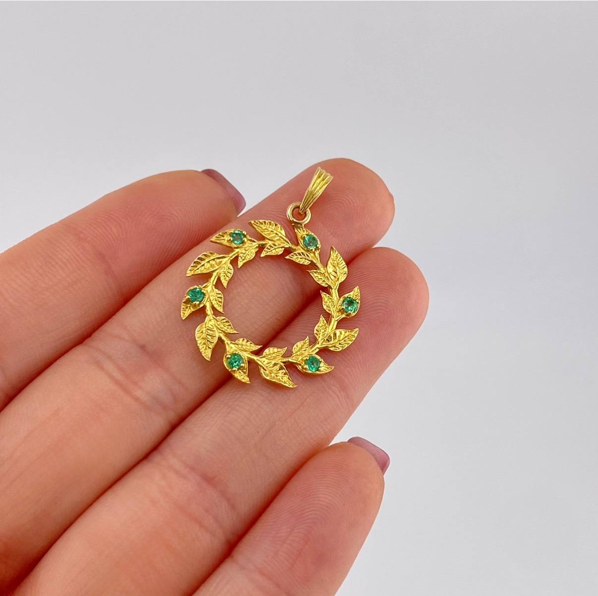 Dije Hojas en Espiral 2.9gr / 3cm / Esmeraldas 18pts Oro Amarillo 18K (Joya)