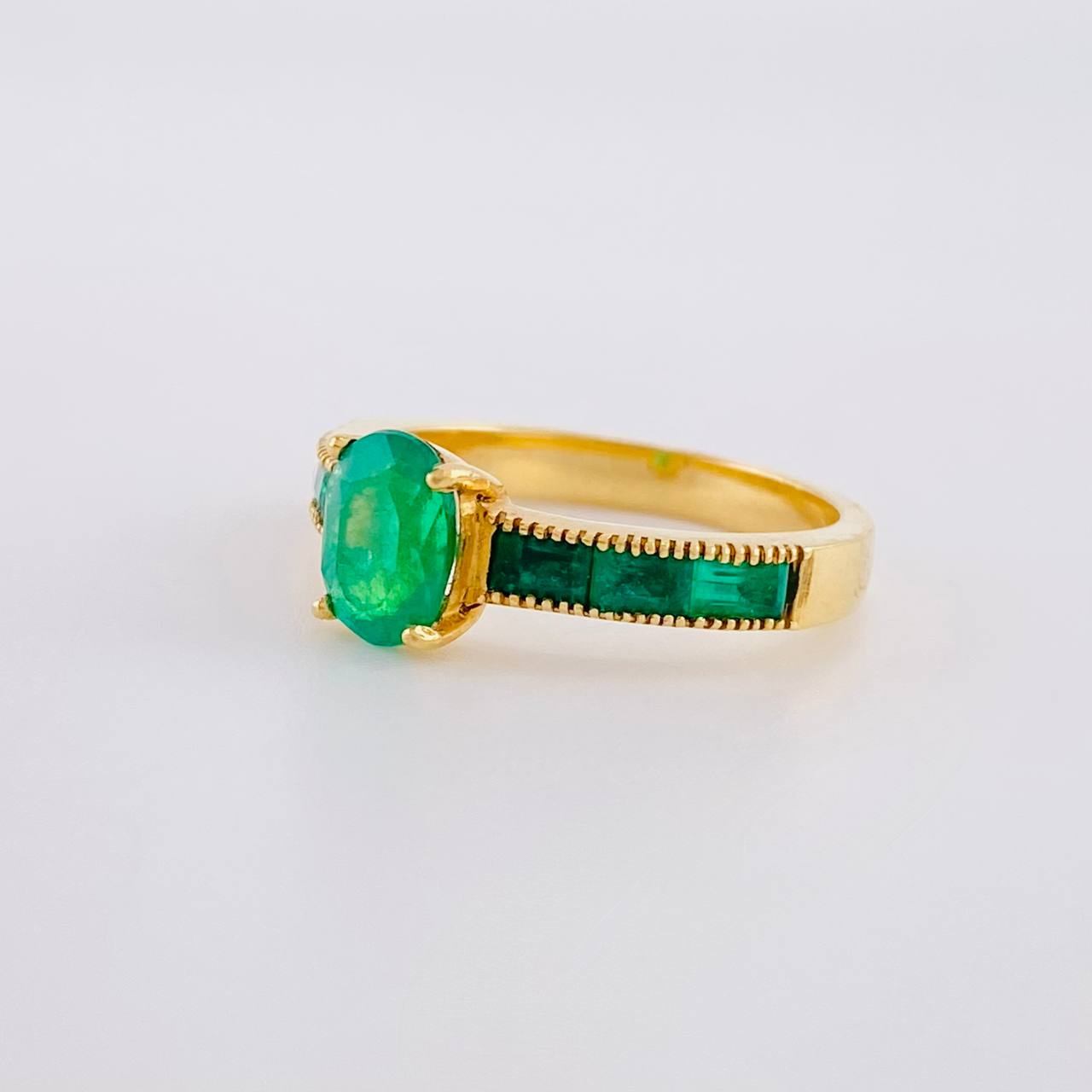 Anillo Solitario Ovalado Carril 4.15gr / T6 3/4 / Esmeraldas 89pts Oro Amarillo 18K (Joya)