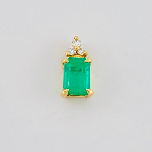 Dije Tri Cuadro 0.65gr / 1cm / Esmeraldas 0.60pts - Diamantes Blancos 0.01pts Oro Amarillo 18K (Joya)