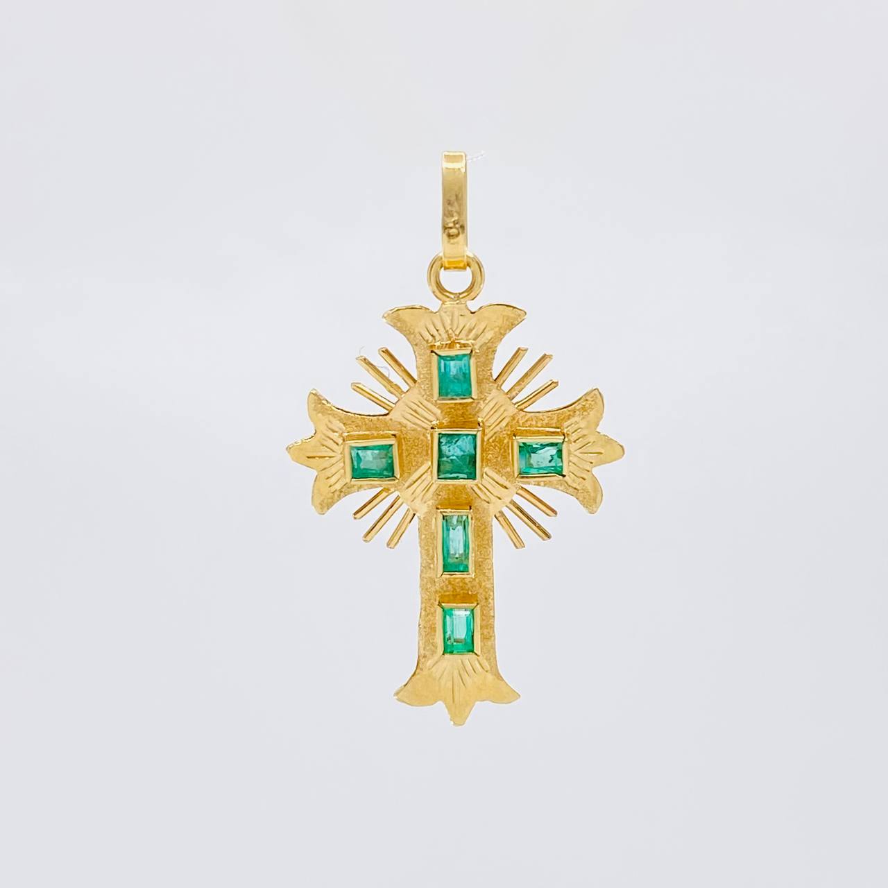 Dije Crúz De Altar 1.75gr / 3cm / Esmeraldas 60pts Oro Amarillo 18K (Joya)