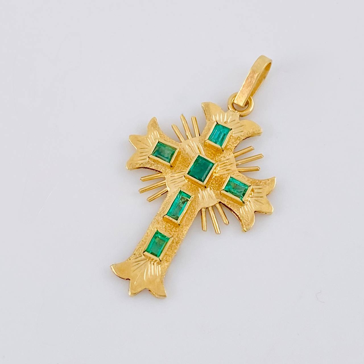 Dije Crúz De Altar 1.75gr / 3cm / Esmeraldas 60pts Oro Amarillo 18K (Joya)