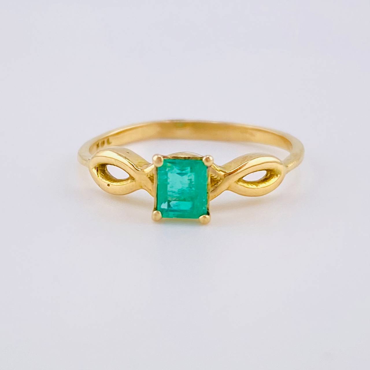 Anillo Solitario Rectangular Triple Infinito 2.35gr / T7 1/4 / Esmeralda 15pts Oro Amarillo 18K (Joya)