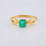 Anillo Solitario Rectangular Triple Infinito 2.35gr / T7 1/4 / Esmeralda 15pts Oro Amarillo 18K (Joya)