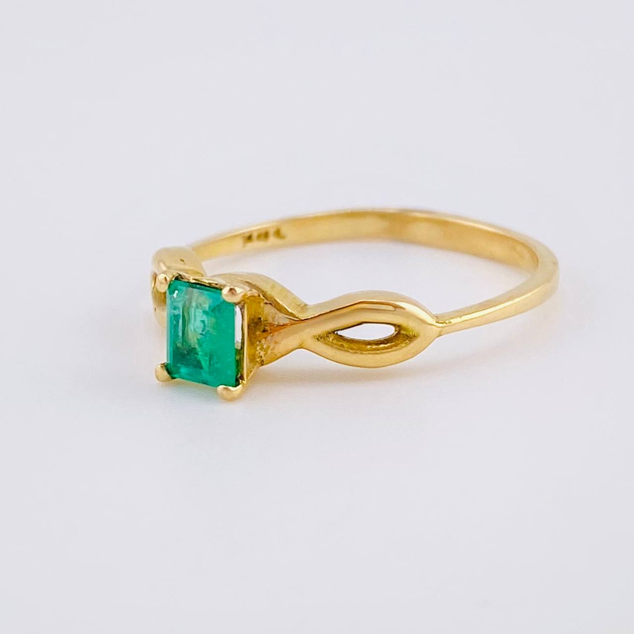 Anillo Solitario Rectangular Triple Infinito 2.35gr / T7 1/4 / Esmeralda 15pts Oro Amarillo 18K (Joya)