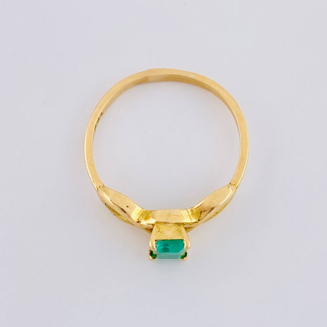 Anillo Solitario Rectangular Triple Infinito 2.35gr / T7 1/4 / Esmeralda 15pts Oro Amarillo 18K (Joya)