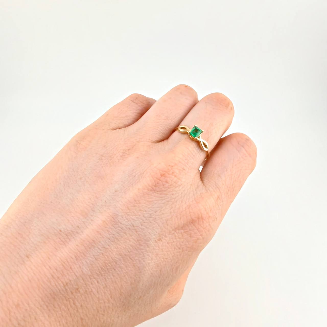 Anillo Solitario Rectangular Triple Infinito 2.35gr / T7 1/4 / Esmeralda 15pts Oro Amarillo 18K (Joya)