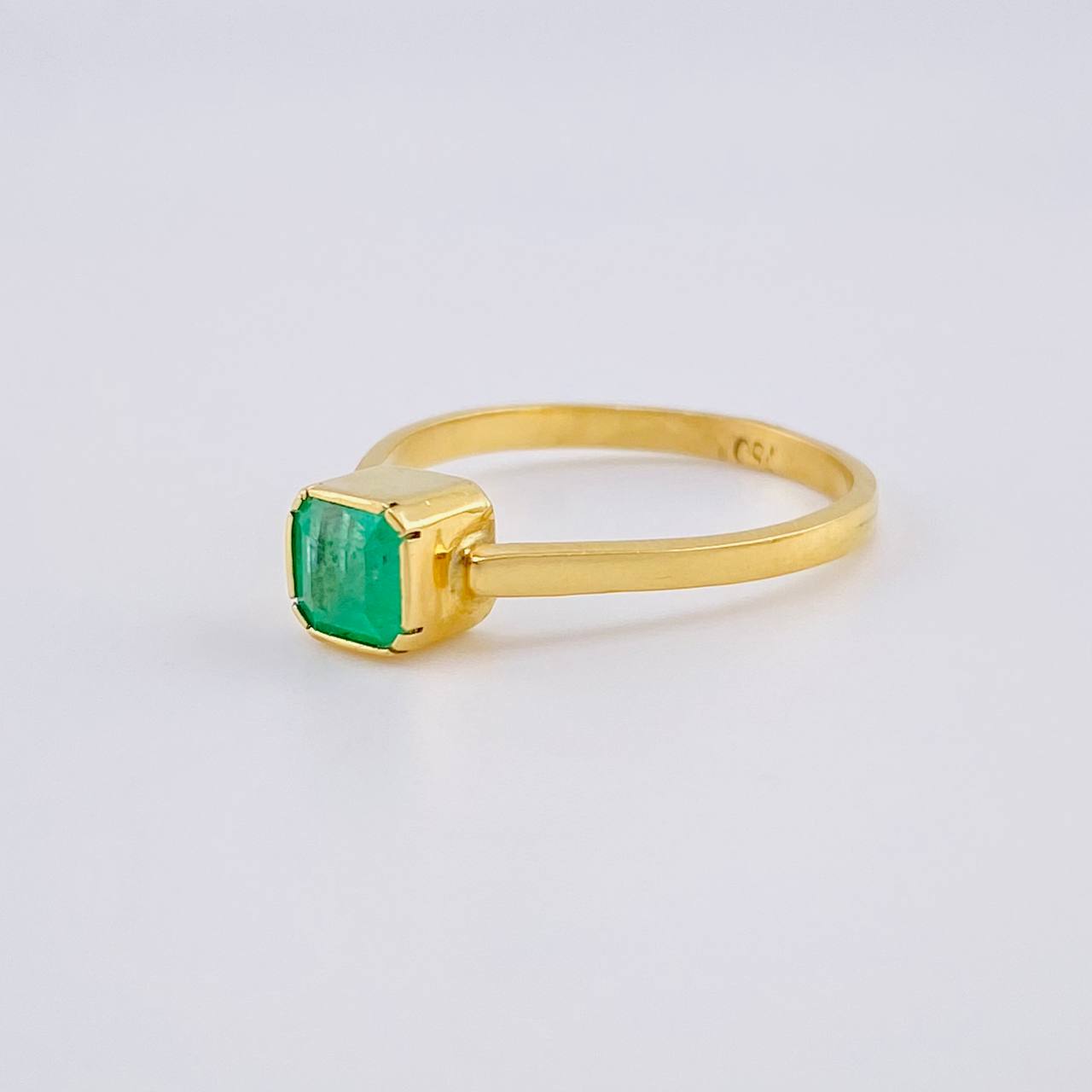 Anillo Solitario Cubo 2.4gr / T7 1/4 / Esmeraldas 55Pts Oro Amarillo 18K