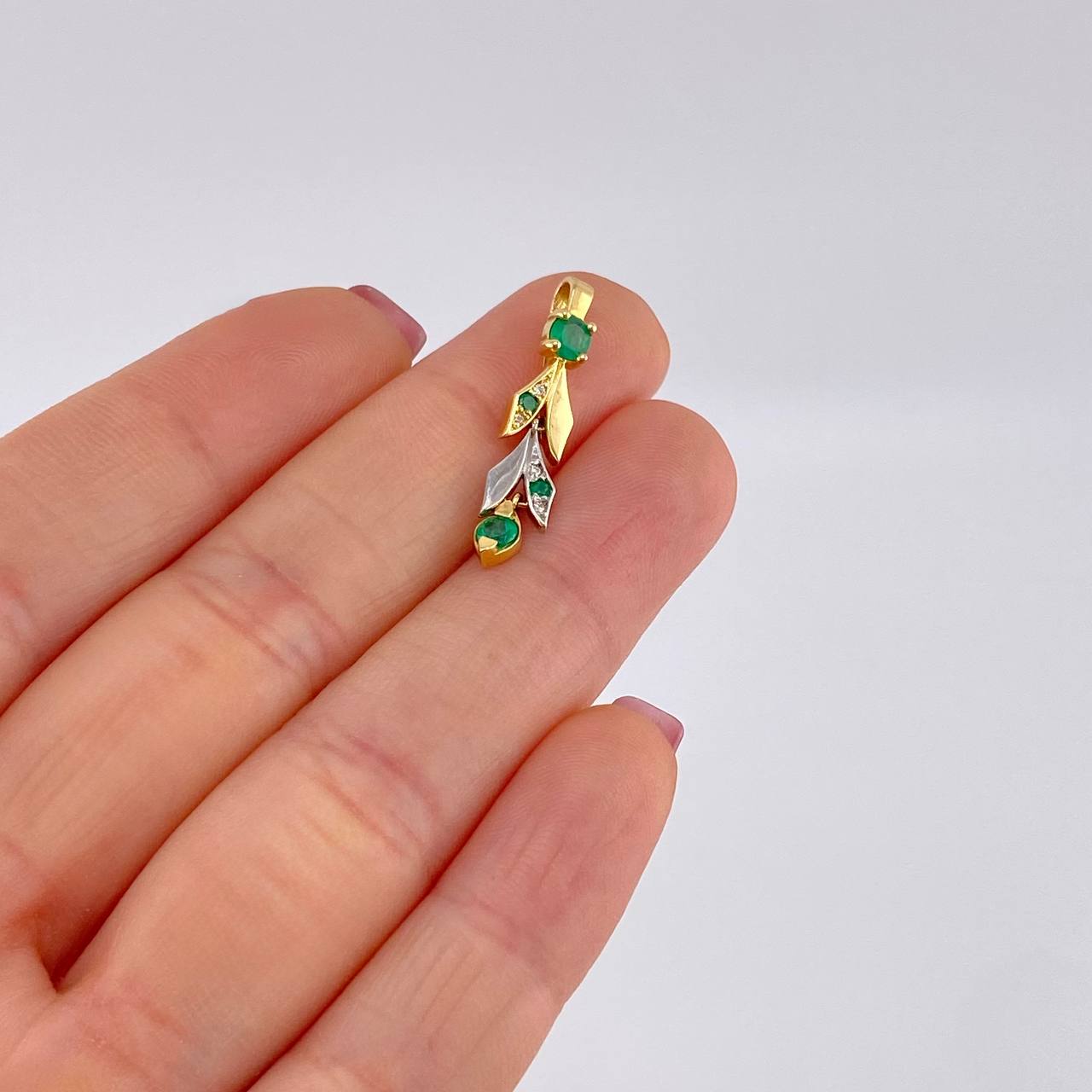 Dije Liana De Hojas 1.6gr / 2.8cm / Articulada Esmeraldas 32Ptos Diamante 5Pts Dos Oros Amarillo Blanco 18K (Joya)