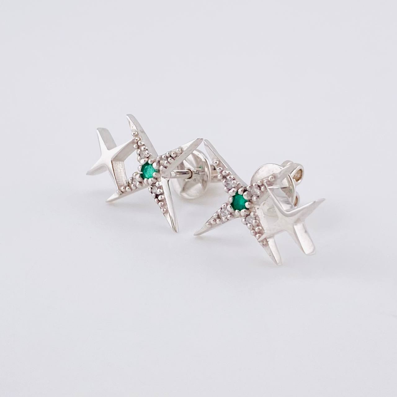Topos Lucero 2.45gr / 1.5cm / Esmeraldas 6 pts - Diamantes Blancos 8 pts Oro Blanco (Joya)