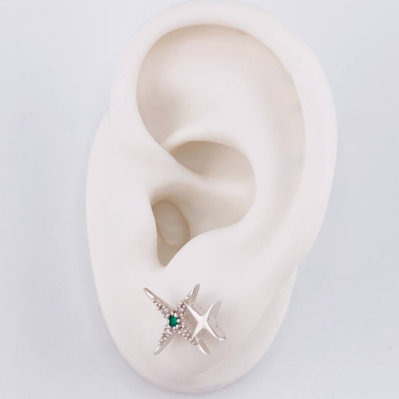 Topos Lucero 2.45gr / 1.5cm / Esmeraldas 6 pts - Diamantes Blancos 8 pts Oro Blanco (Joya)