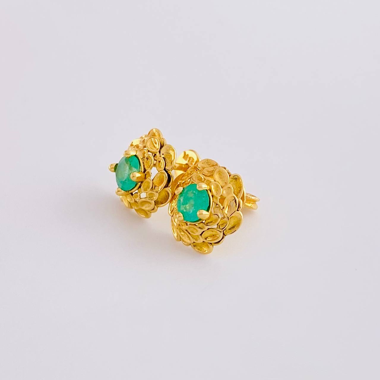 Topos Flor Zinnia 2.75gr / 1.1cm / Esmeraldas 62Pts Oro Amarillo 18K