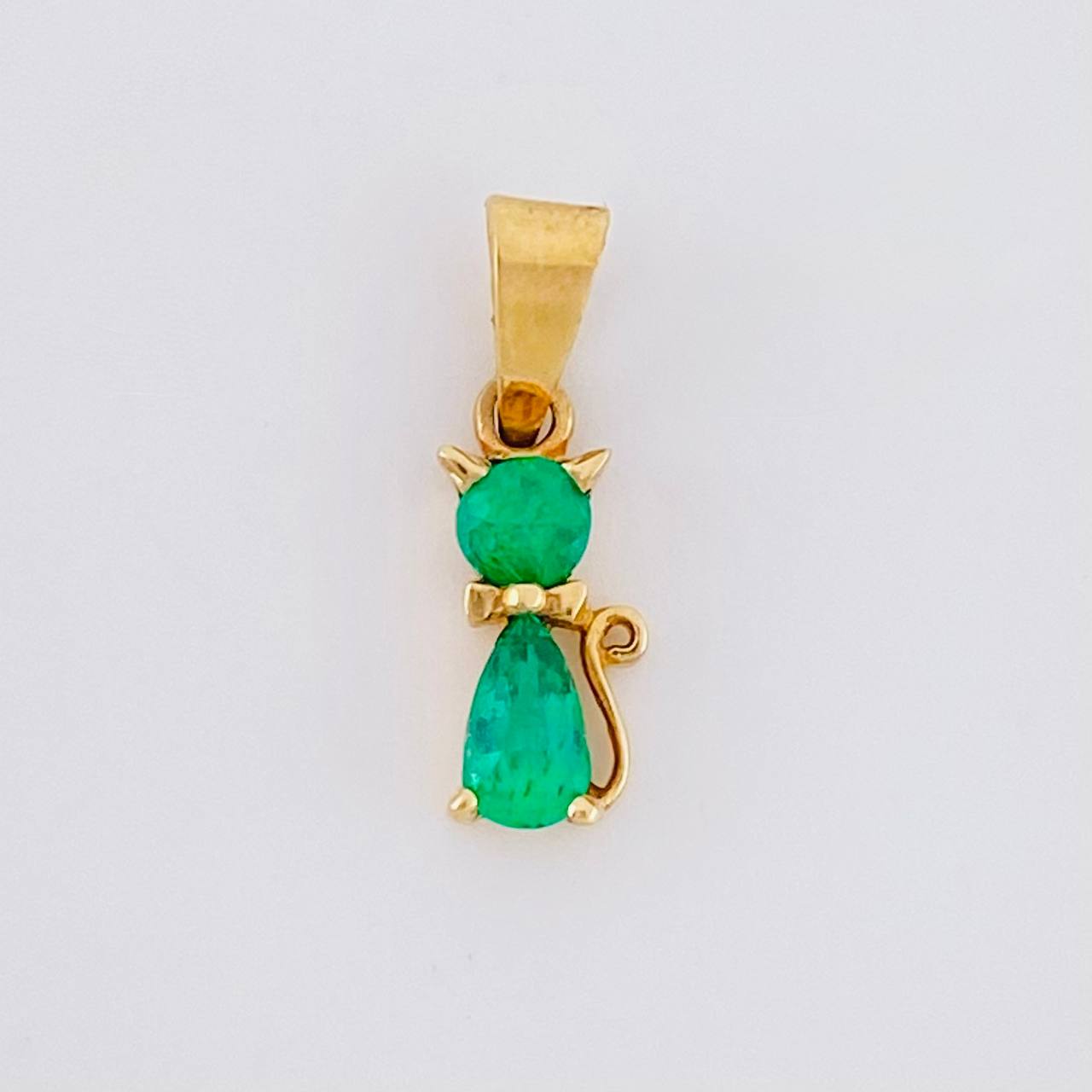 Dije Gato Esmeraldas 28pts 0.6gr / 1.5cm / Oro Amarillo 18K