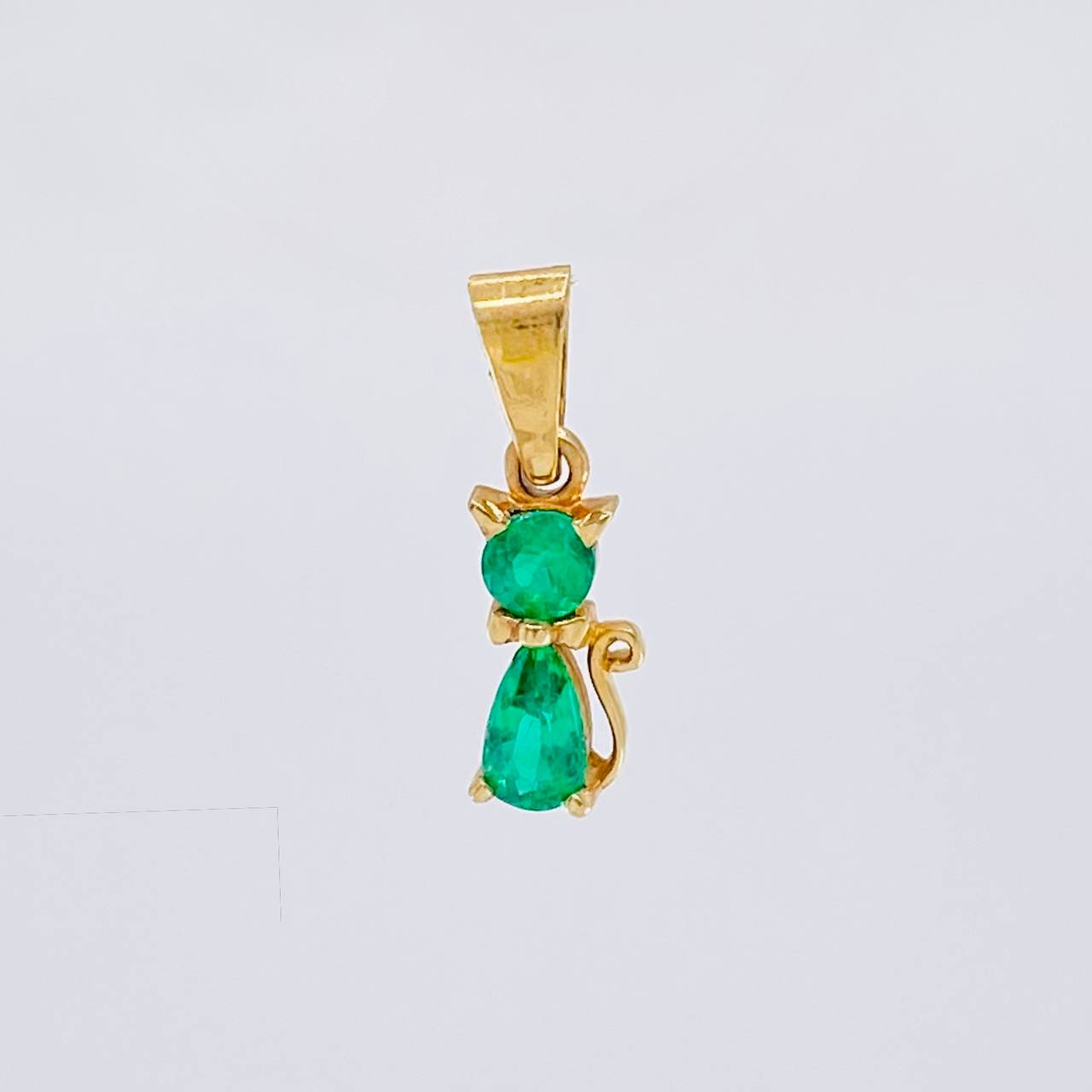 Dije Gato Esmeraldas 28pts 0.6gr / 1.5cm / Oro Amarillo 18K