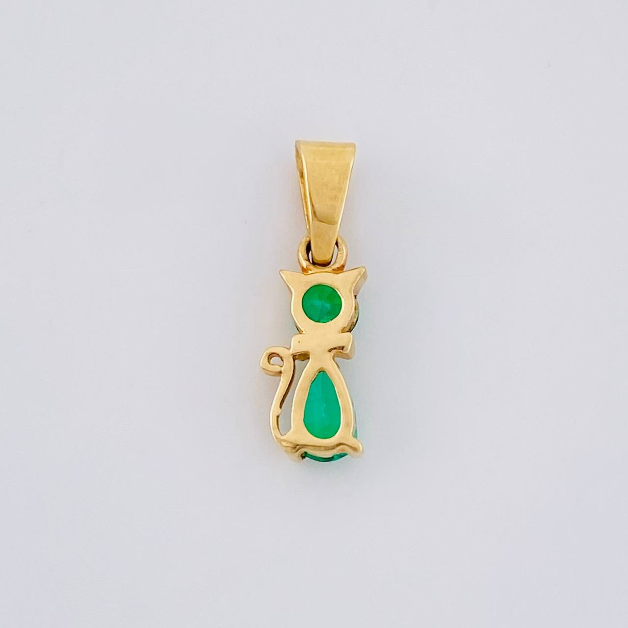 Dije Gato Esmeraldas 28pts 0.6gr / 1.5cm / Oro Amarillo 18K