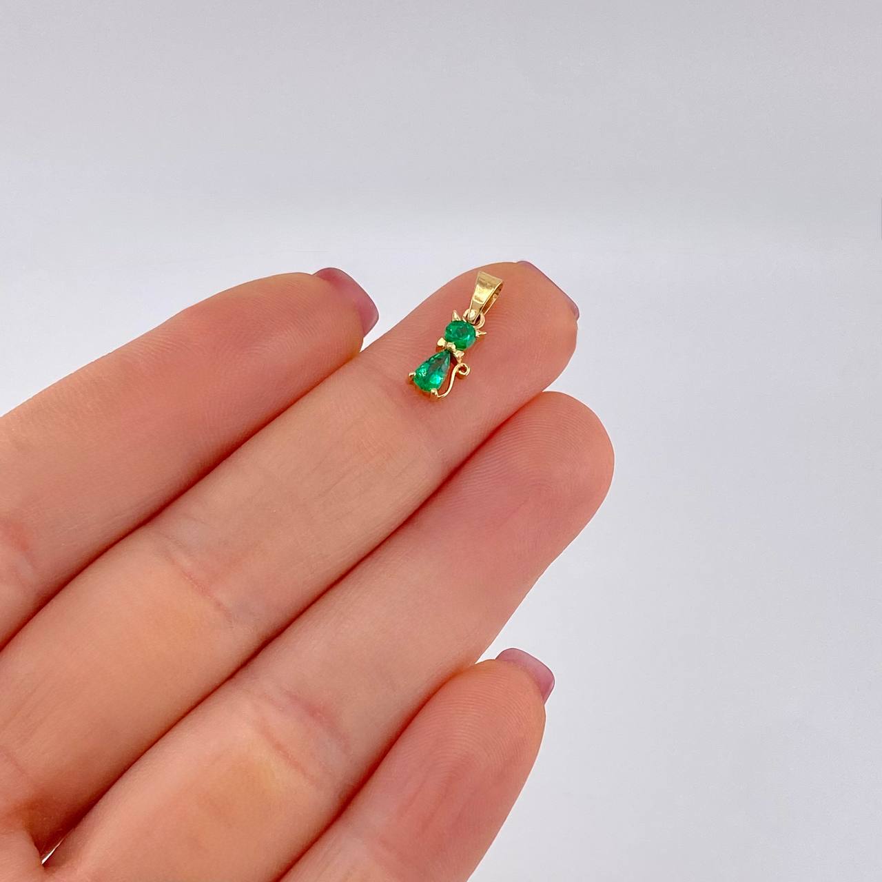 Dije Gato Esmeraldas 28pts 0.6gr / 1.5cm / Oro Amarillo 18K