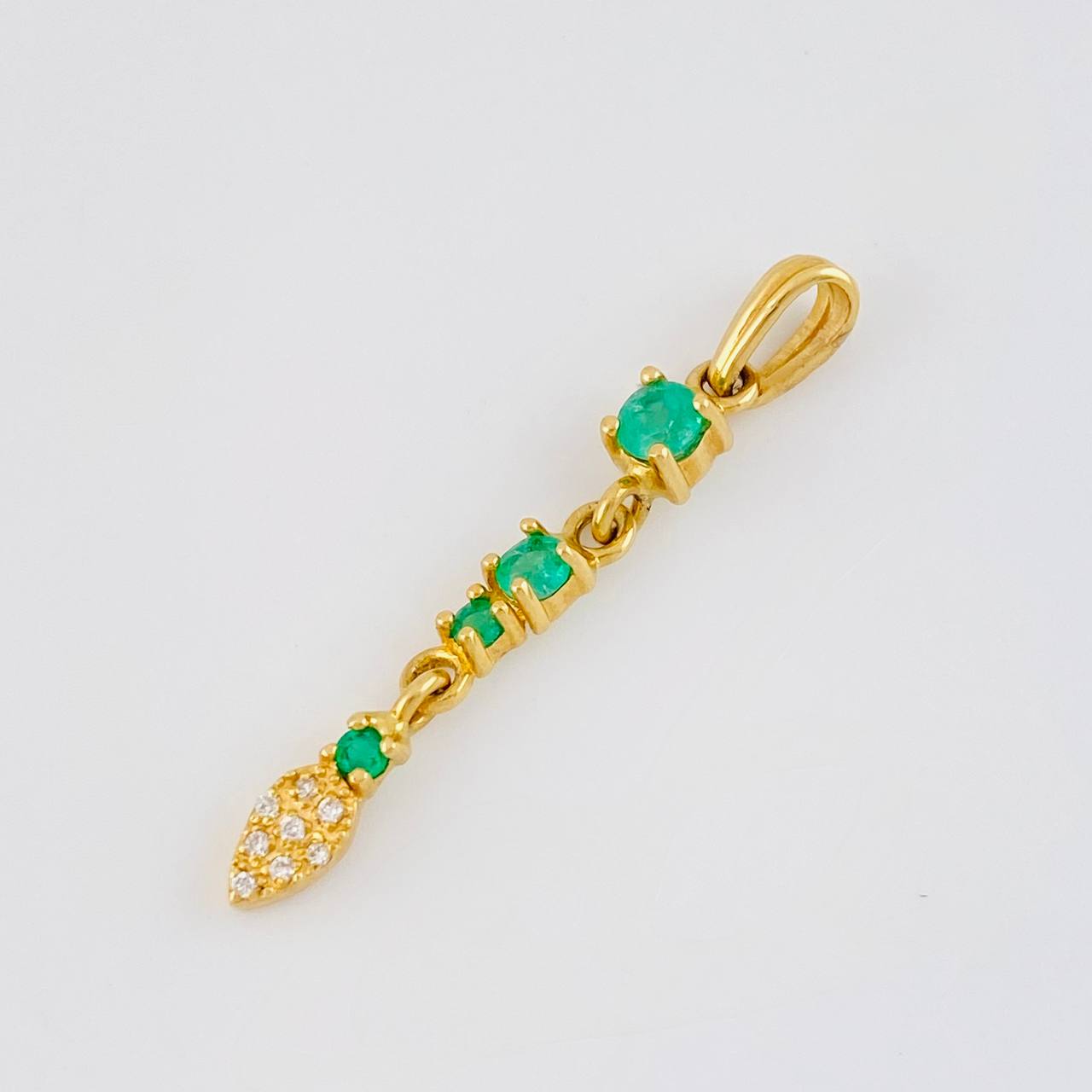 Dije Hoja Colgante Esmeraldas 41pts - Diamantes 10pts 2gr / 3.7cm / Oro 18K
