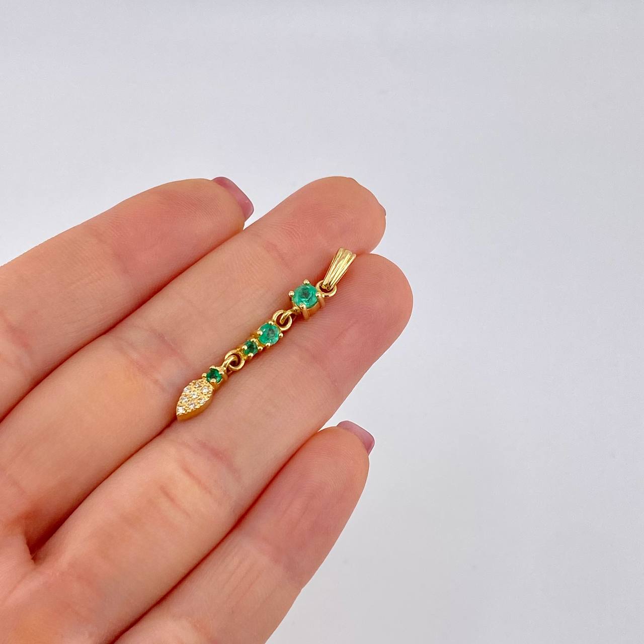 Dije Hoja Colgante Esmeraldas 41pts - Diamantes 10pts 2gr / 3.7cm / Oro 18K