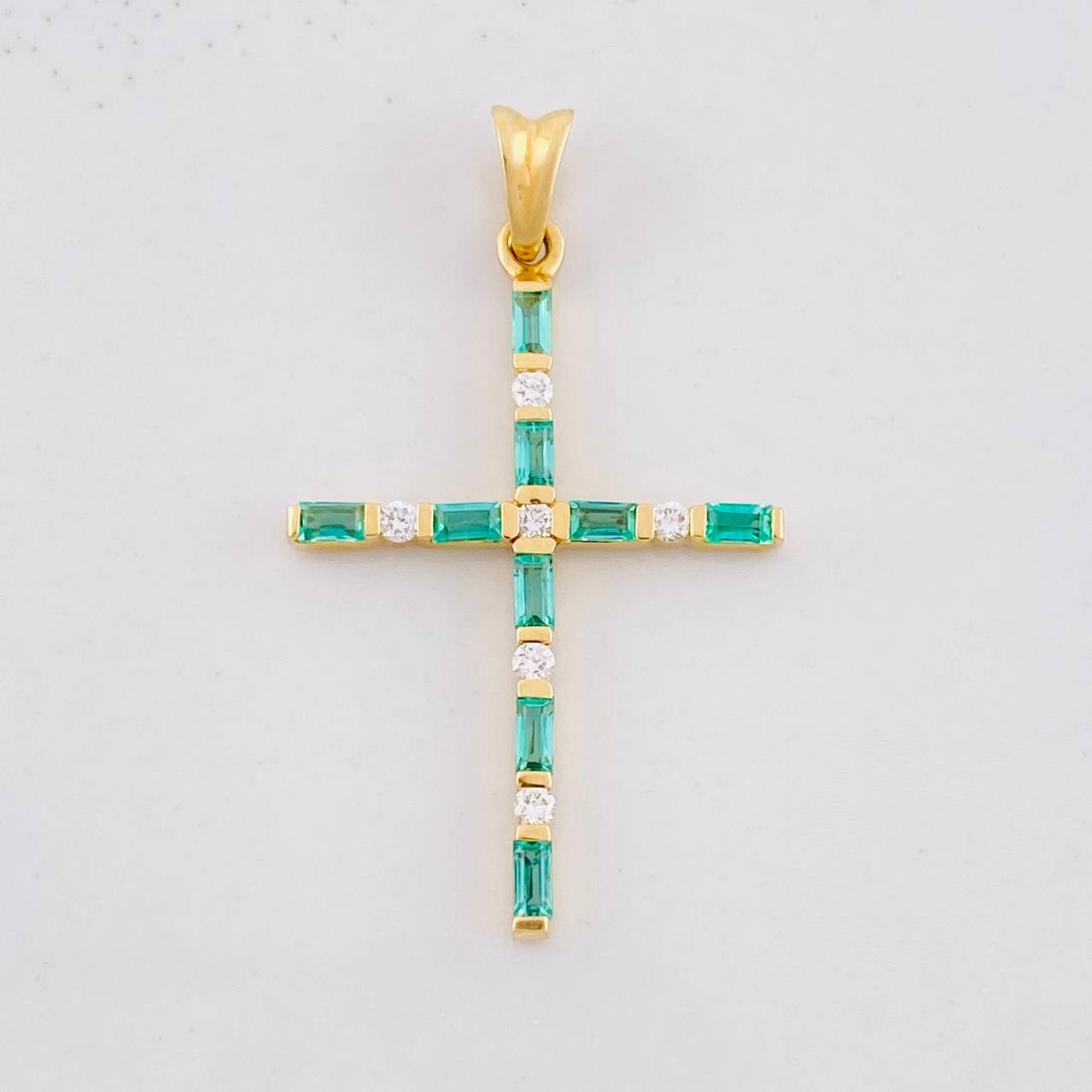Dije Cruz Cuadros Rectangulares Esmeraldas 28pts Diamantes 8pts 1.05g / 2.9cm Oro Amarillo 18K