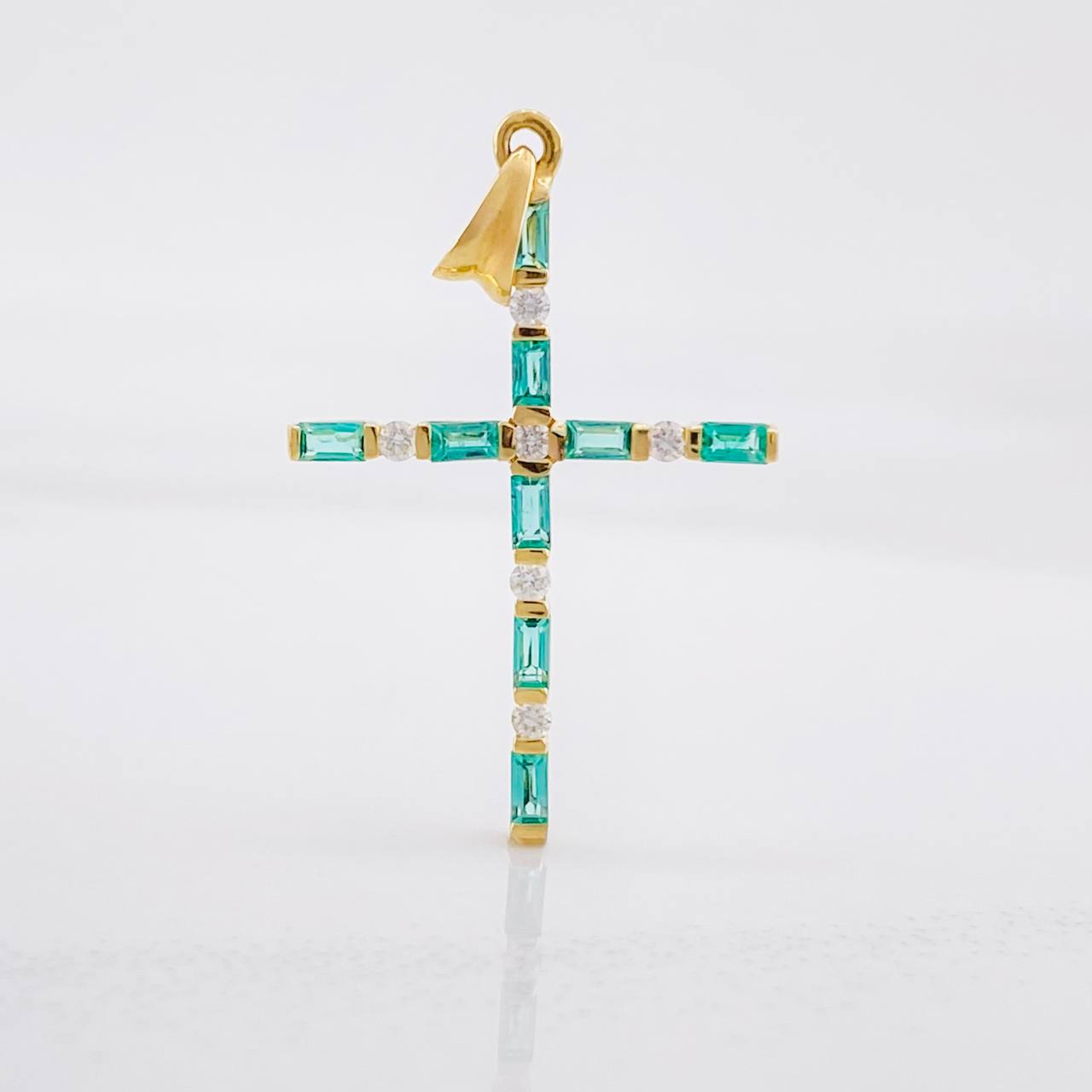 Dije Cruz Cuadros Rectangulares Esmeraldas 28pts Diamantes 8pts 1.05g / 2.9cm Oro Amarillo 18K