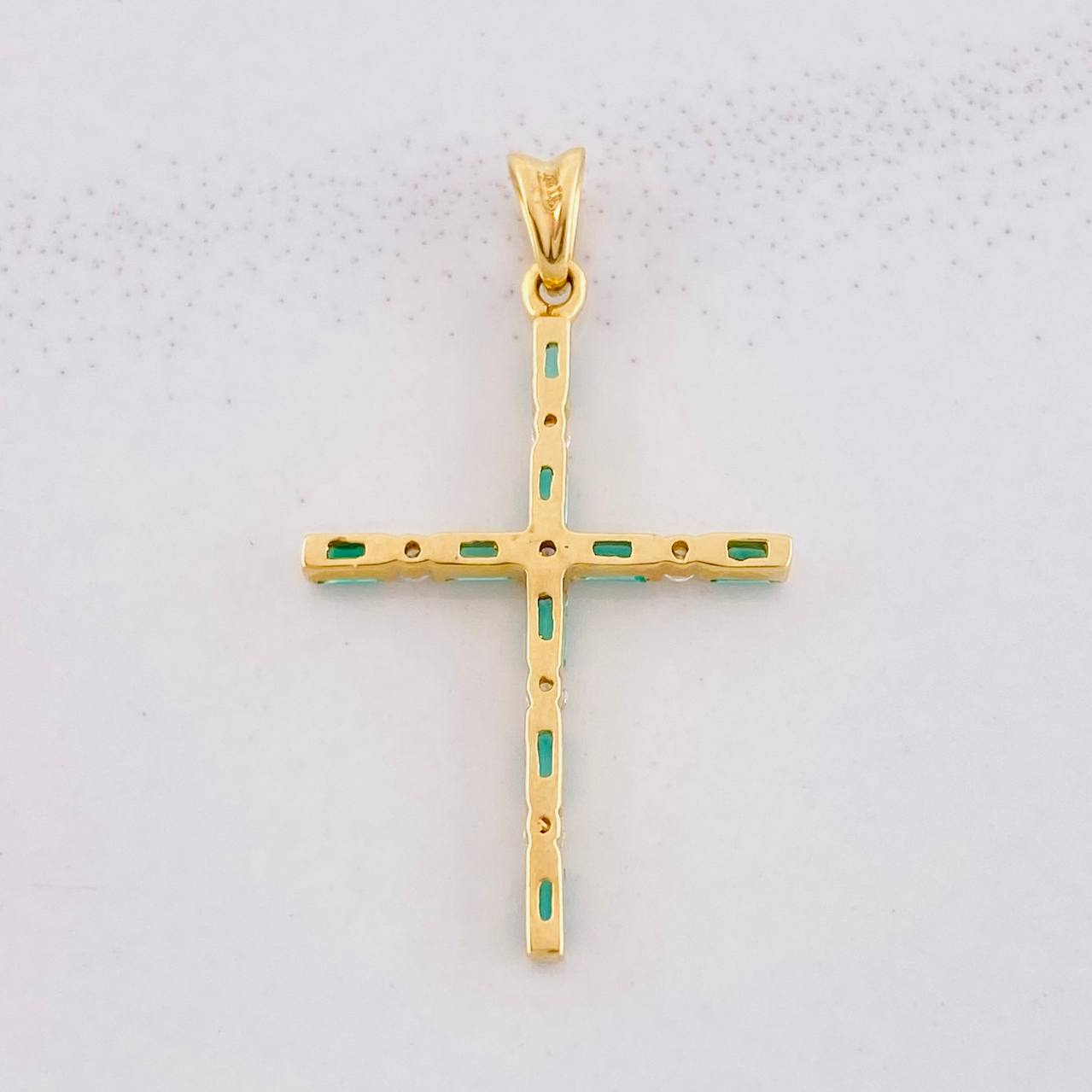 Dije Cruz Cuadros Rectangulares Esmeraldas 28pts Diamantes 8pts 1.05g / 2.9cm Oro Amarillo 18K