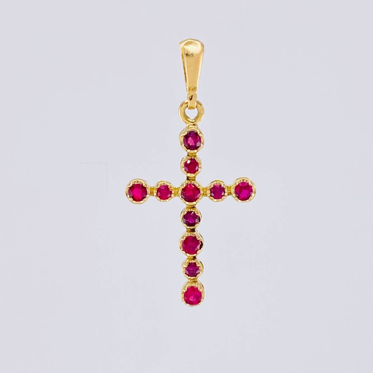 Dije Cruz Tupida Rubíes 34pts 1g / 2.8cm Oro Amarillo 18K