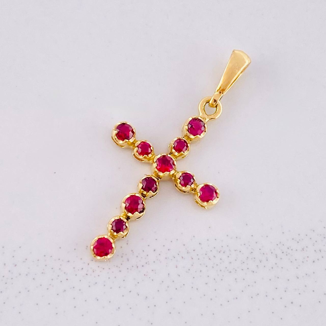 Dije Cruz Tupida Rubíes 34pts 1g / 2.8cm Oro Amarillo 18K