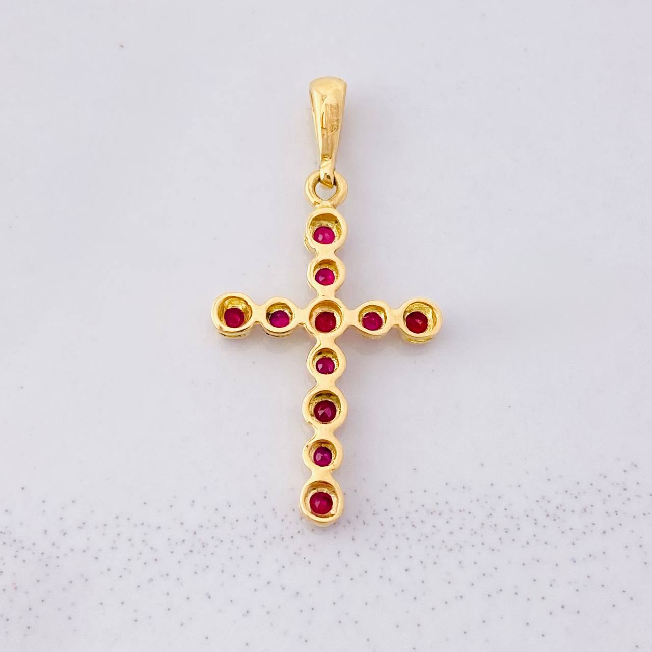 Dije Cruz Tupida Rubíes 34pts 1g / 2.8cm Oro Amarillo 18K