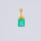 Dije Cuadrado Esmeralda 90pts 1.15g / 1.4cm Oro Amarillo 18K