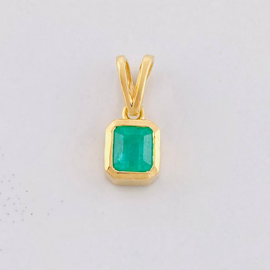 Dije Marco Cuadrado Esmeralda 90pts 1.55g / 1.5cm Oro Amarillo 18K