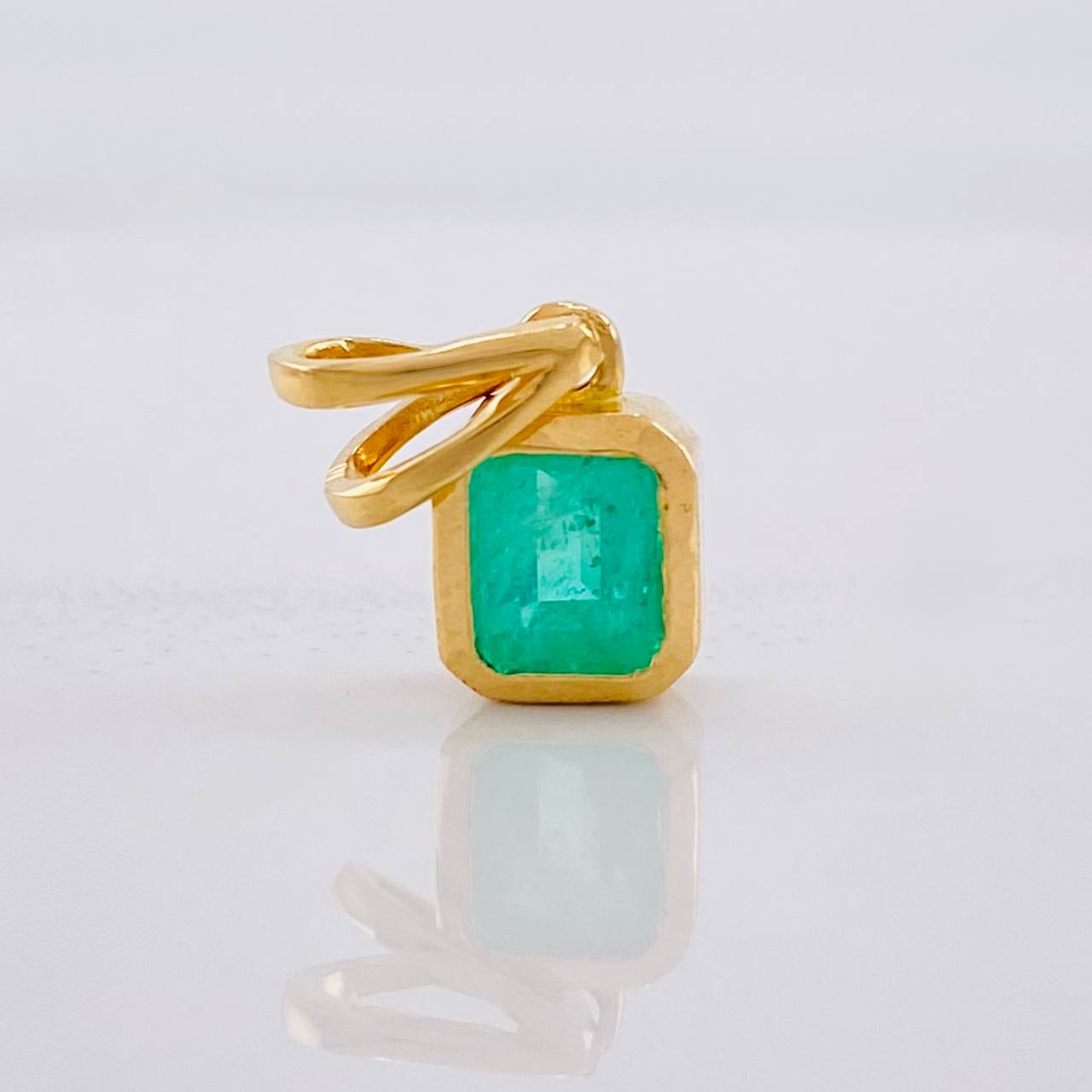 Dije Marco Cuadrado Esmeralda 90pts 1.55g / 1.5cm Oro Amarillo 18K