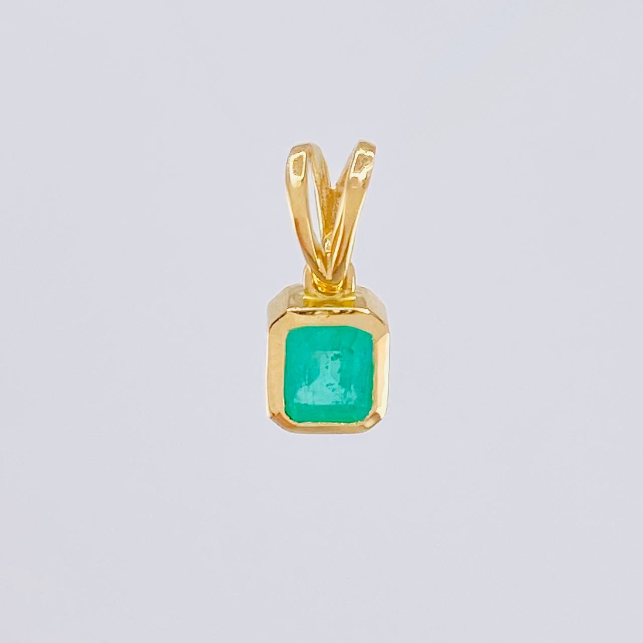 Dije Marco Cuadrado Esmeralda 90pts 1.55g / 1.5cm Oro Amarillo 18K