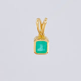 Dije Marco Cuadrado Esmeralda 90pts 1.55g / 1.5cm Oro Amarillo 18K