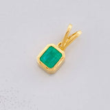 Dije Marco Cuadrado Esmeralda 90pts 1.55g / 1.5cm Oro Amarillo 18K