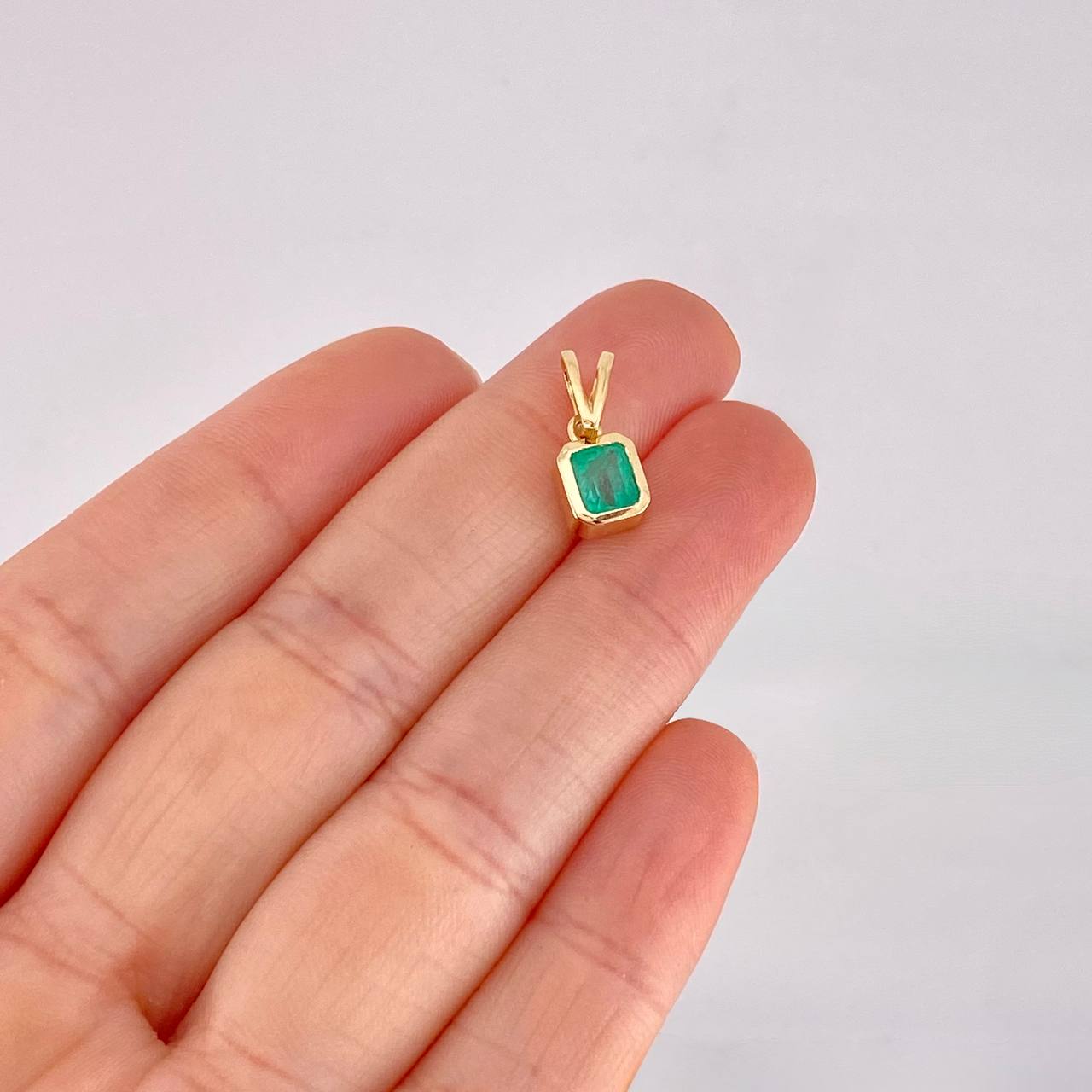 Dije Marco Cuadrado Esmeralda 90pts 1.55g / 1.5cm Oro Amarillo 18K