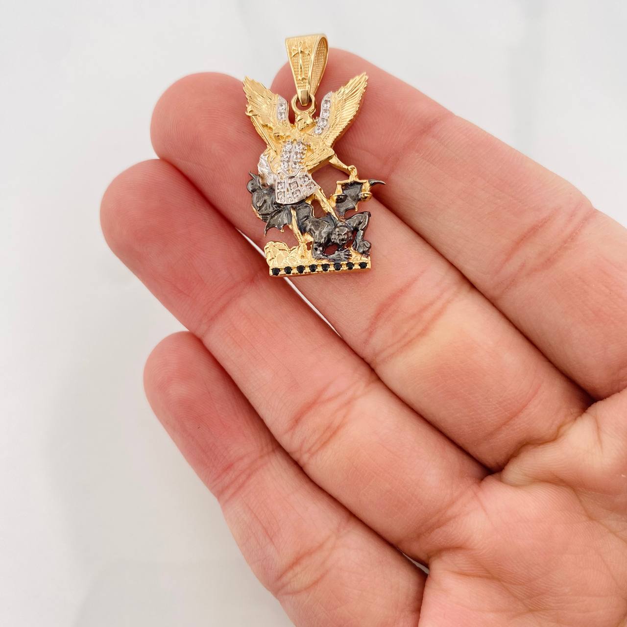 Dije San Miguel Arcángel 4.15g / 3cm Tres Oros 18K