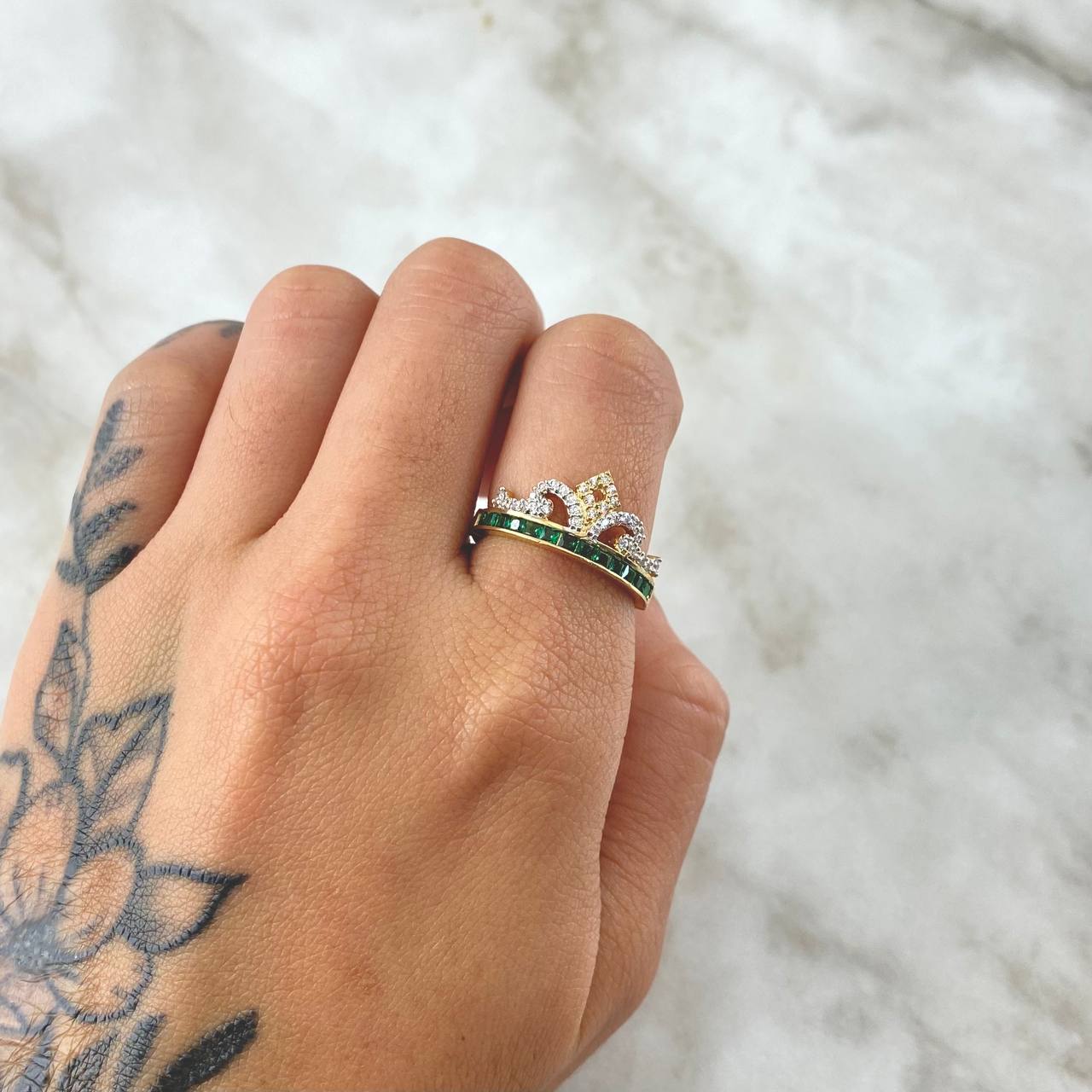 Anillo Corona 3gr / T6 1/2 / Circones Blancos verdes Oro Amarillo 18K ©