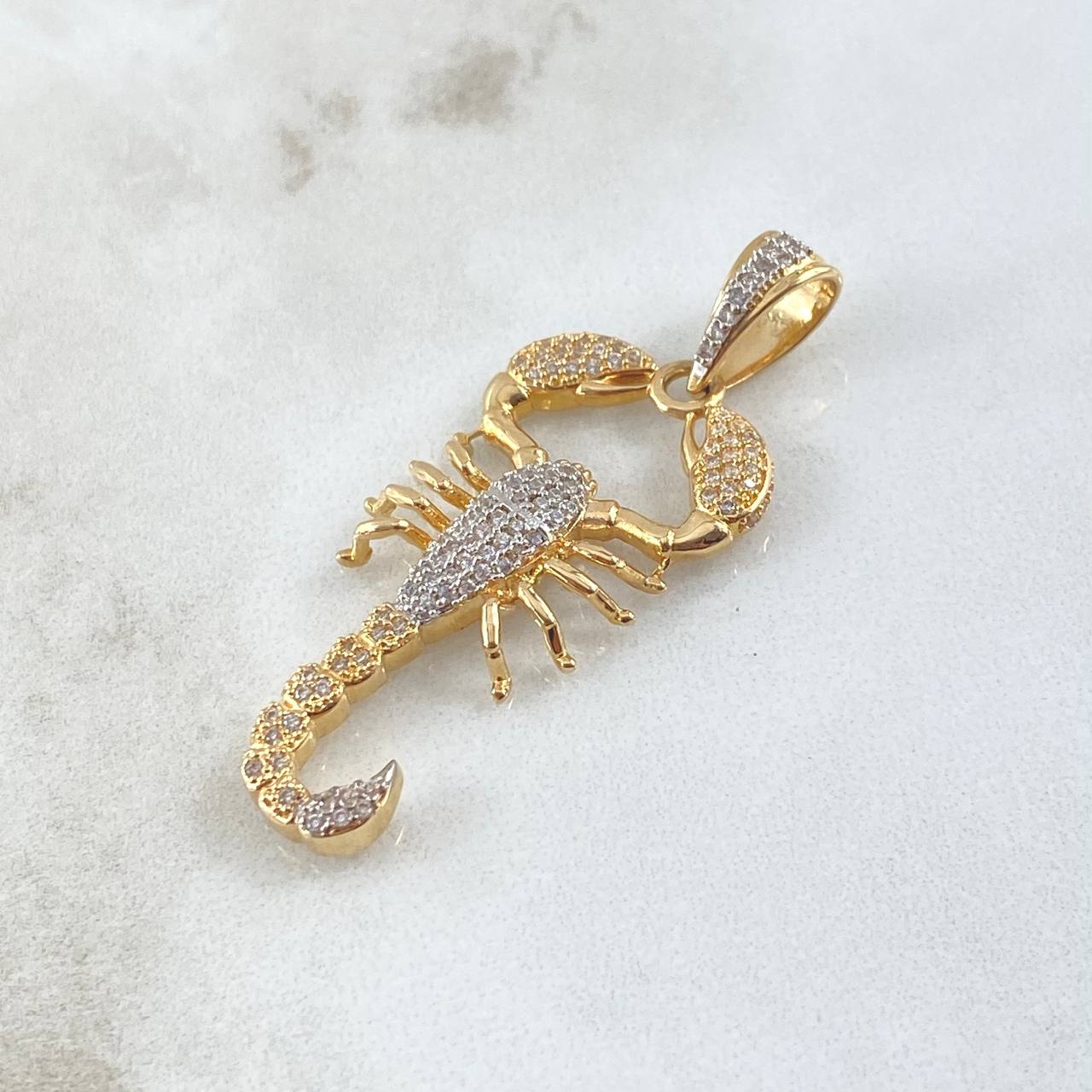Dije Escorpion 6.65gr / 4.5cm / Circones Blancos Oro Amarillo 18K *