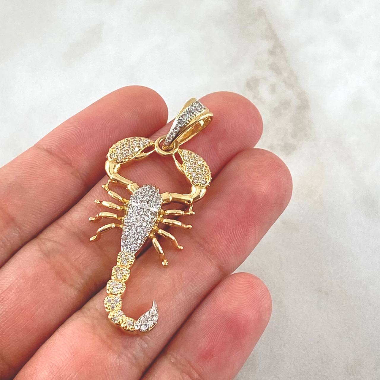 Dije Escorpion 6.65gr / 4.5cm / Circones Blancos Oro Amarillo 18K *