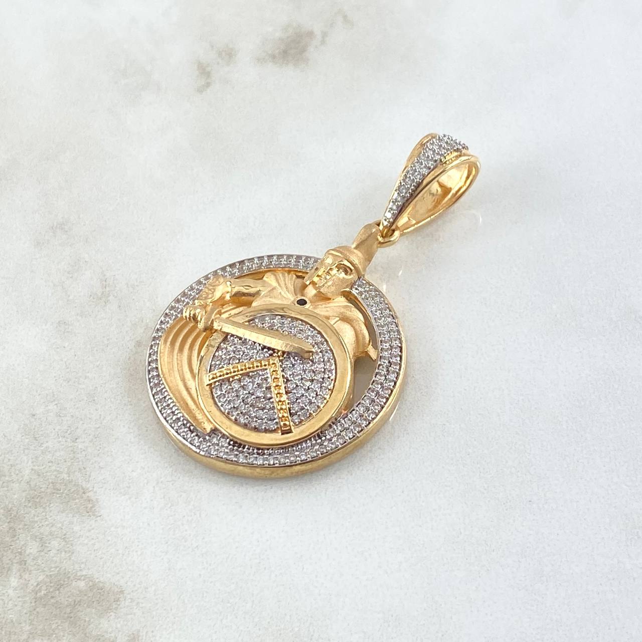 Dije Medalla Gladiador Espartano  17.65gr / 5cm / Circones Blancos Negro Oro Amarillo 18K *