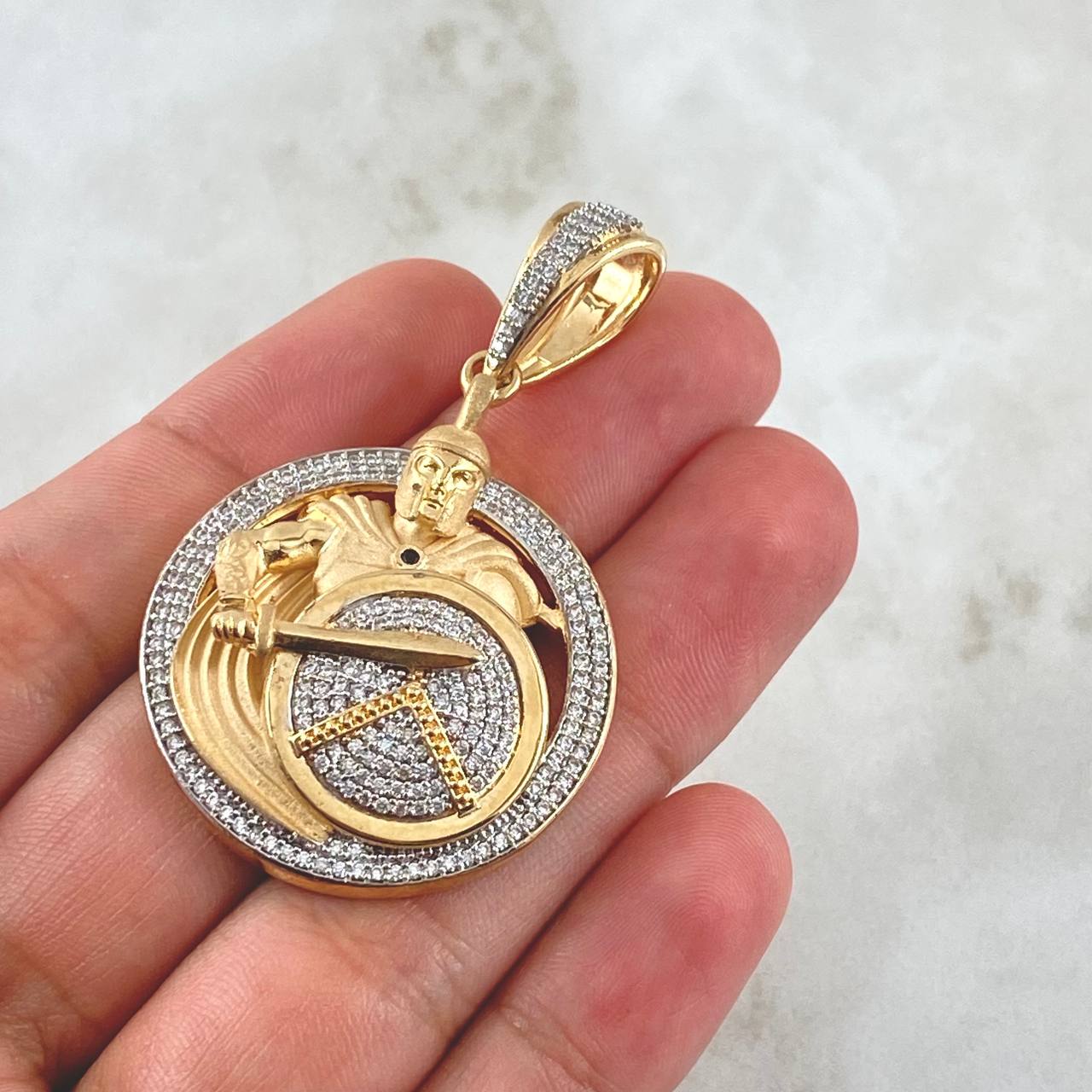 Dije Medalla Gladiador Espartano  17.65gr / 5cm / Circones Blancos Negro Oro Amarillo 18K *