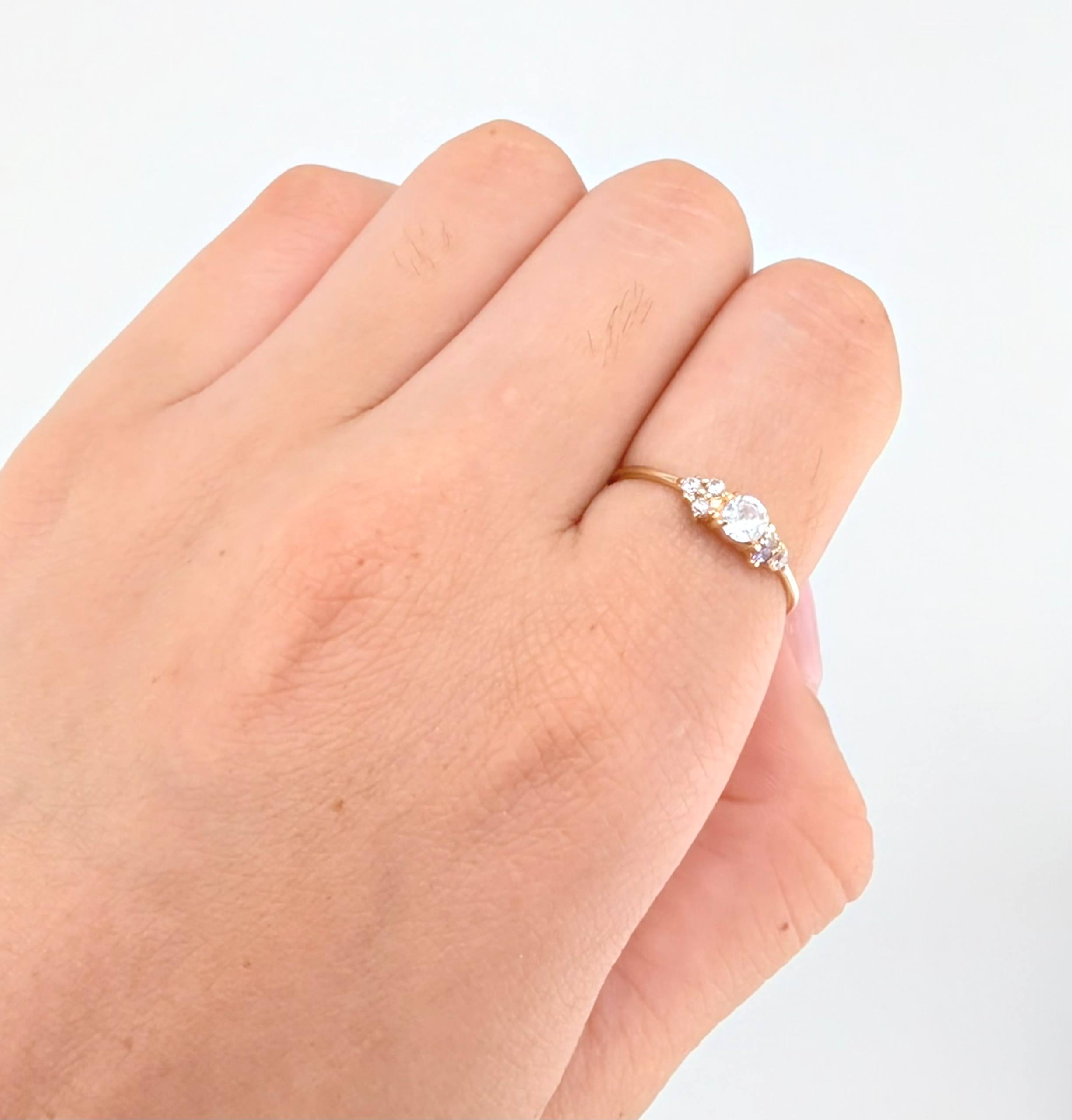 Anillo Solitario Trío Chispas 0.9gr / T6 1/2 / Oro Amarillo 18K *