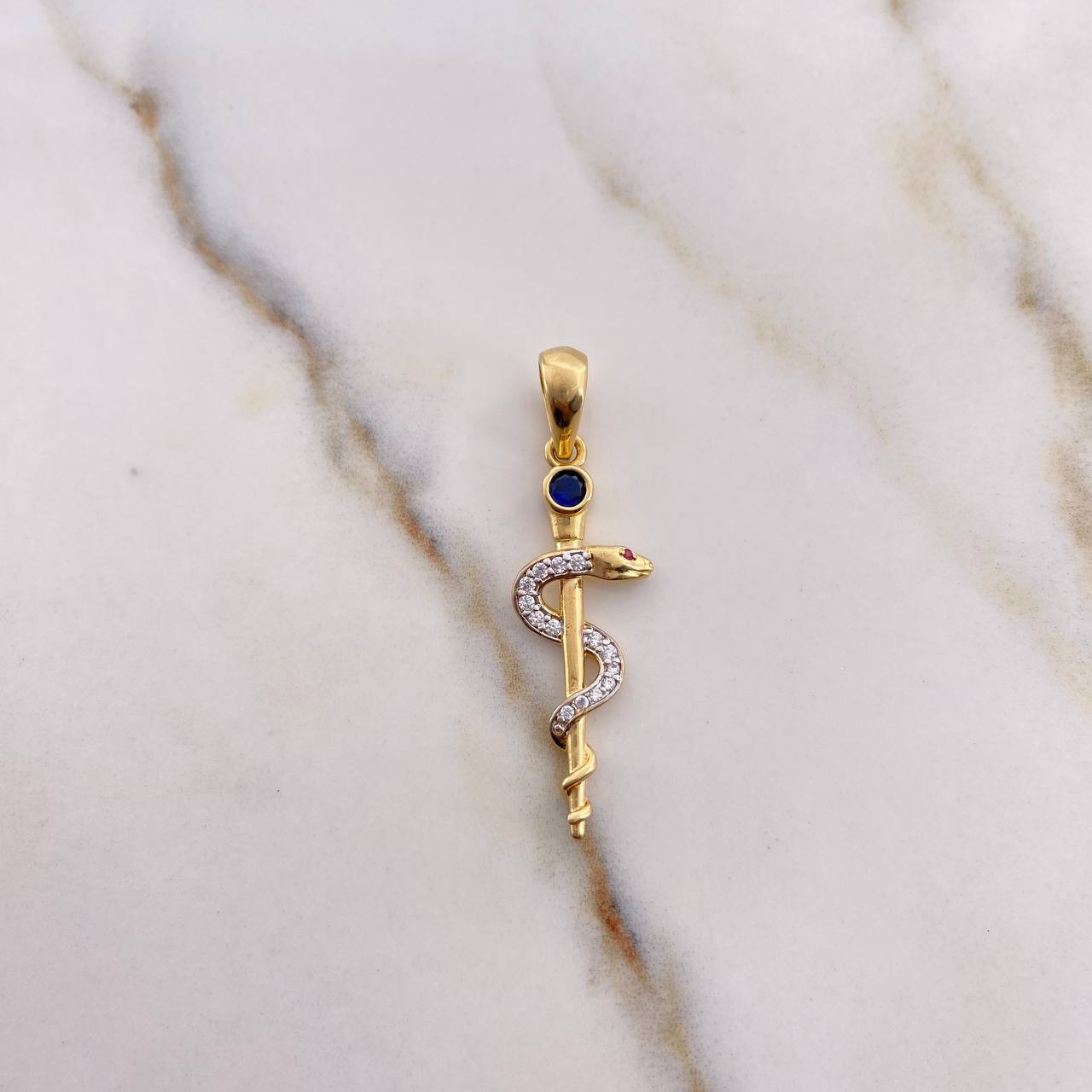 Dije Baston Hermes 2.4gr / 3.7cm / Circones Blancos azul Fucsia Oro Amarillo 18K $
